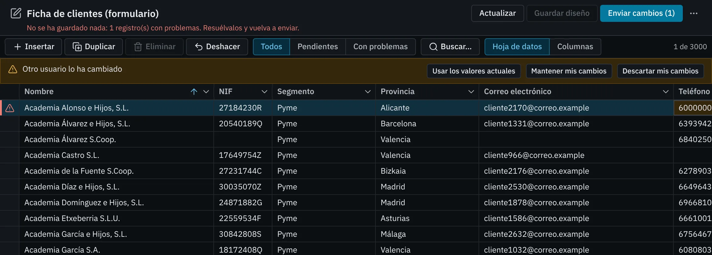 Un registro con el aviso «Otro usuario lo ha cambiado» y los botones para resolverlo