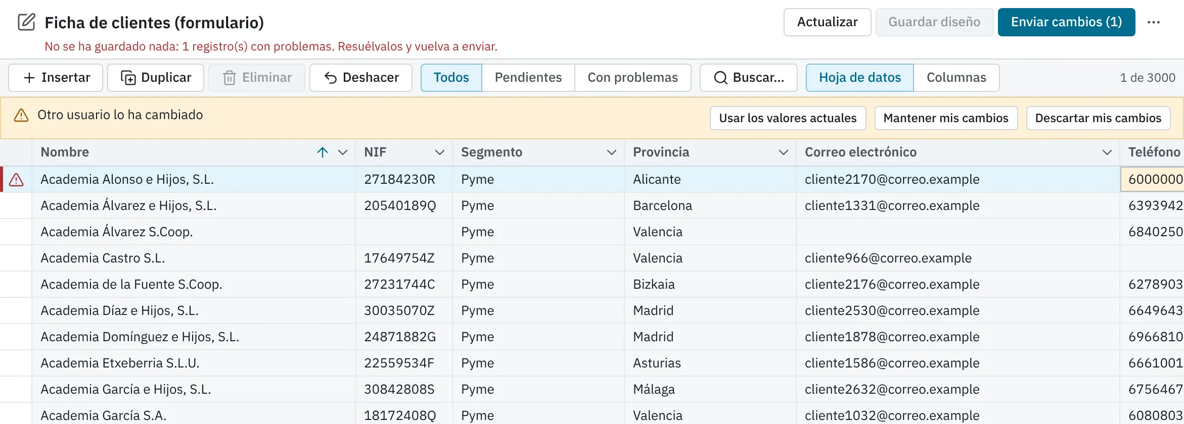 Un registro con el aviso «Otro usuario lo ha cambiado» y los botones para resolverlo